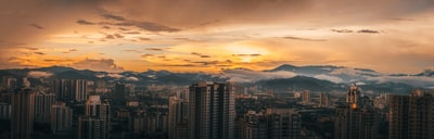 日落时橘白云天下的城市天际线
